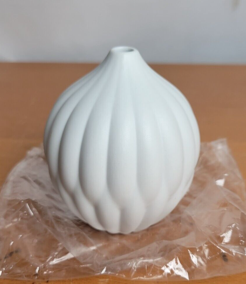 🌸Maia Ming PETITE TEXTURED PORCELAIN VASE WHITE FOR A SINGLE FLOWER🌸